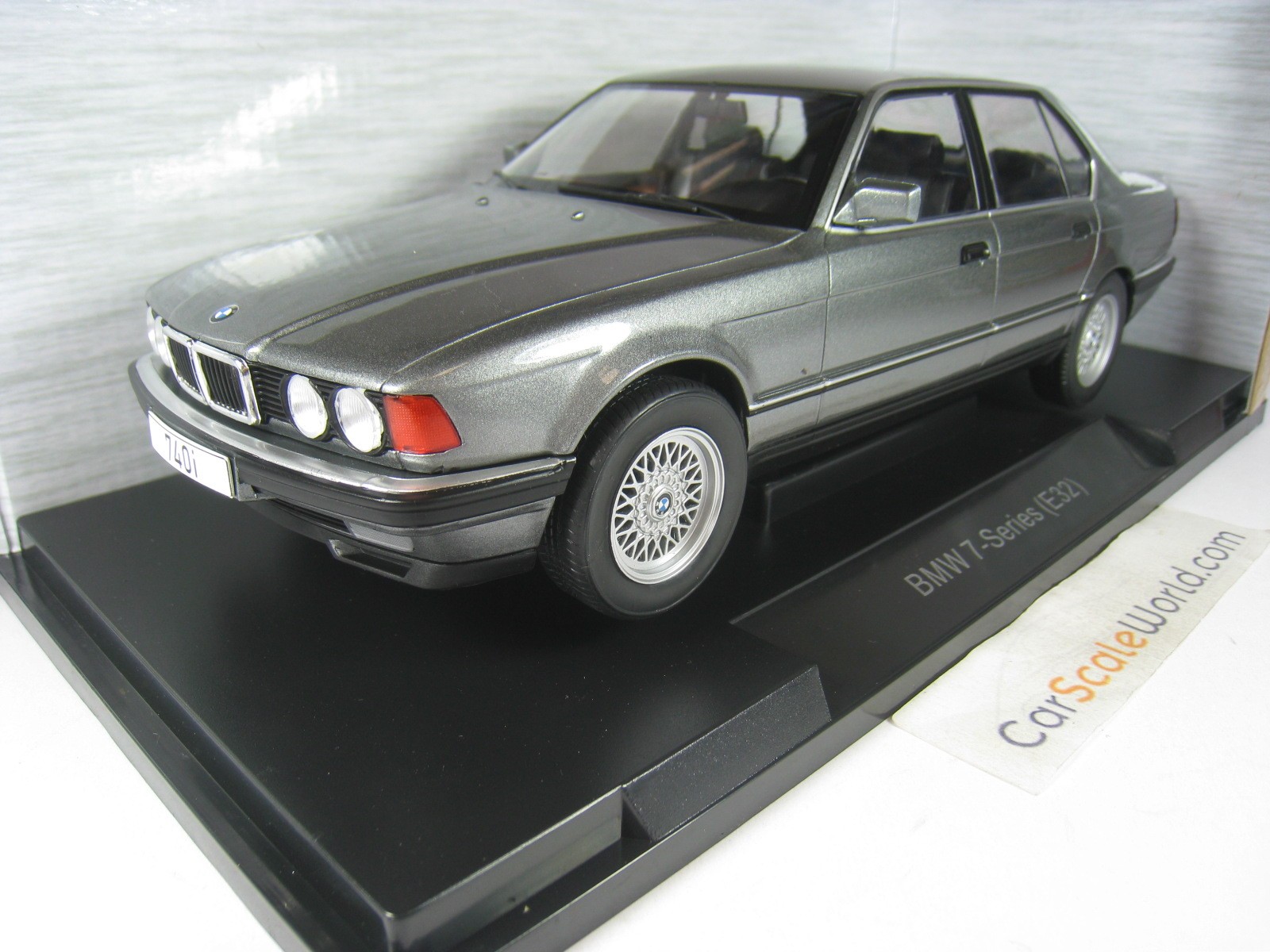  MCG BMW 740i 7er E32 1992 graumetallic 1:18